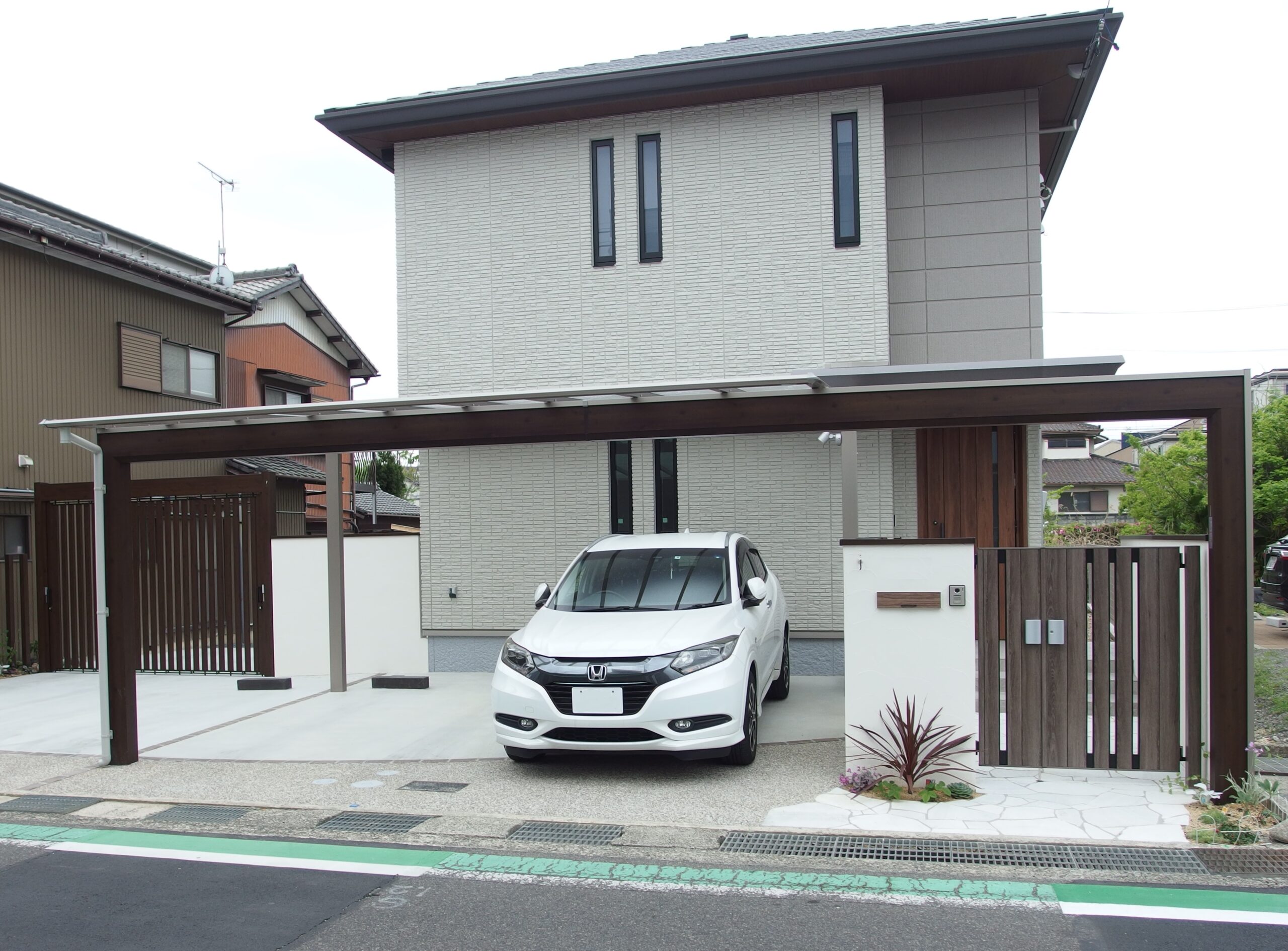 カーポートでエントランスを演出