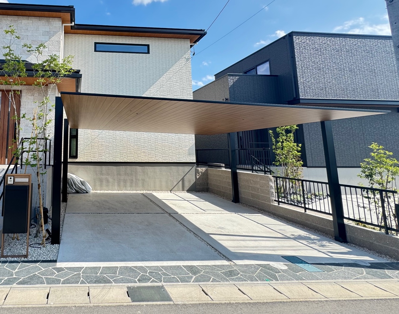 無駄を削ぎ落したカーポート