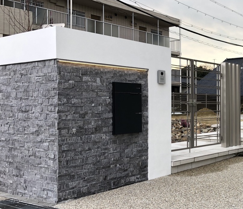 【名古屋市天白区】石調タイル門柱が映える、栗石アプローチのナチュラルモダン外構