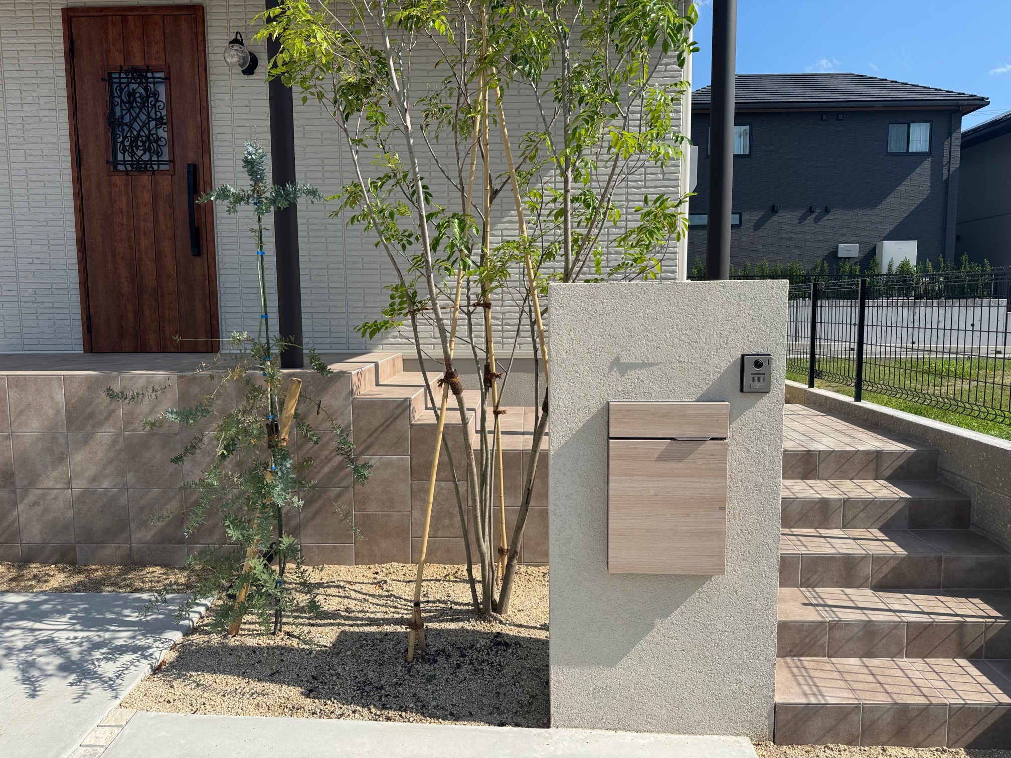 【東海市】統一感のある色味で仕上げたナチュラルモダン外構