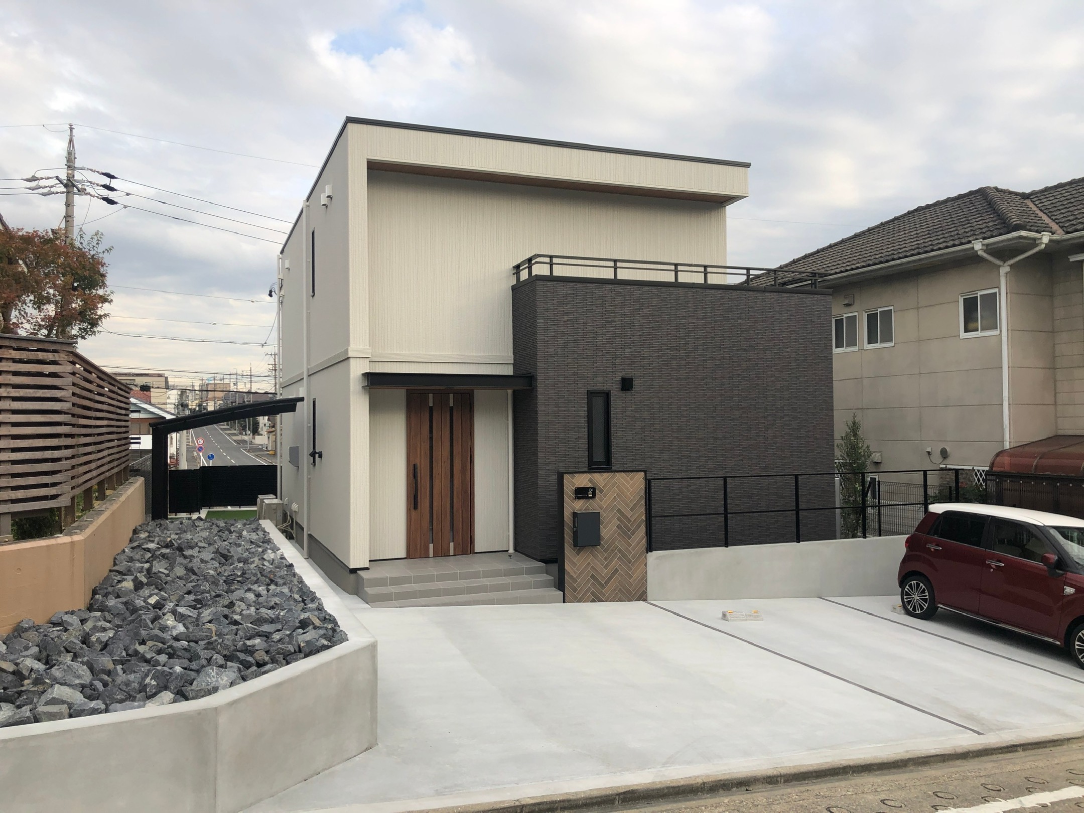 【名古屋市緑区】ヘリンボーン門柱と栗石が映える、シンプルモダン外構デザイン