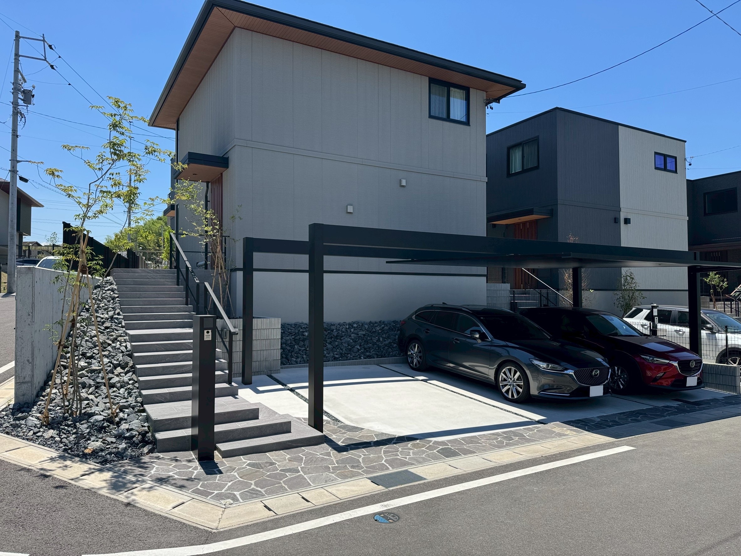【東海市】高低差を“魅せ場”に変えた、ホテルライクな外構デザイン